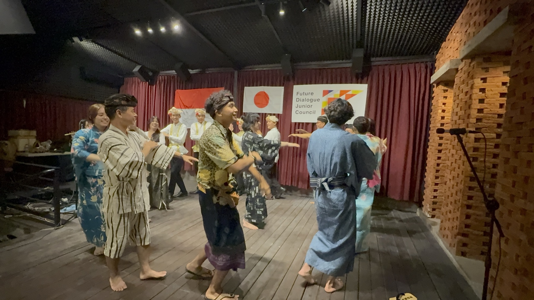 浴衣姿の参加者が交流する様子