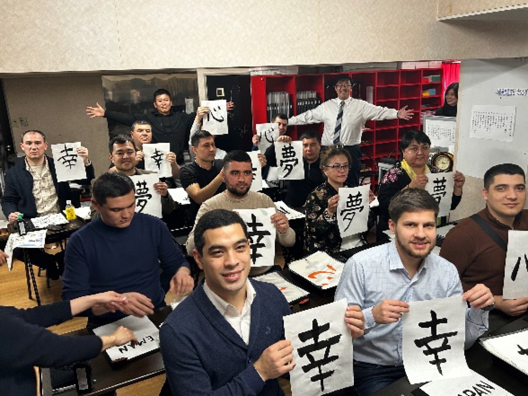 ENUI研修生が書道を体験する様子