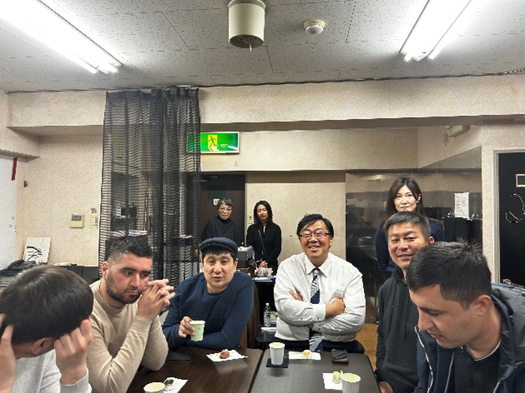 ENUI研修生と関係者が茶道体験を行う様子
